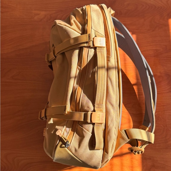 YETI Crossroads 27L Tan Backpack - Picture 2 of 6